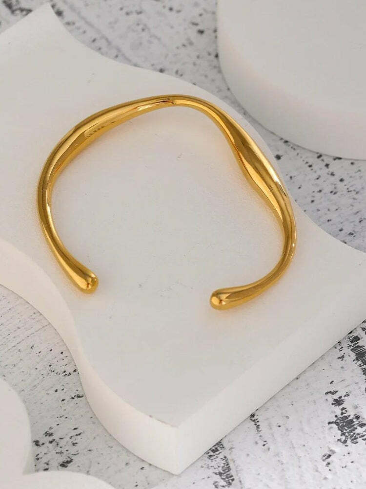 Chic Y2K Gold Bangle Bracelet for Effortless Summer Aesthetic Style