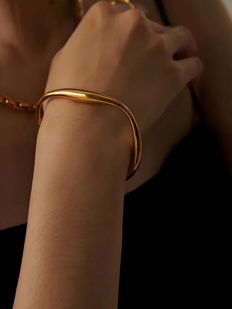 Chic Y2K Gold Bangle Bracelet for Effortless Summer Aesthetic Style